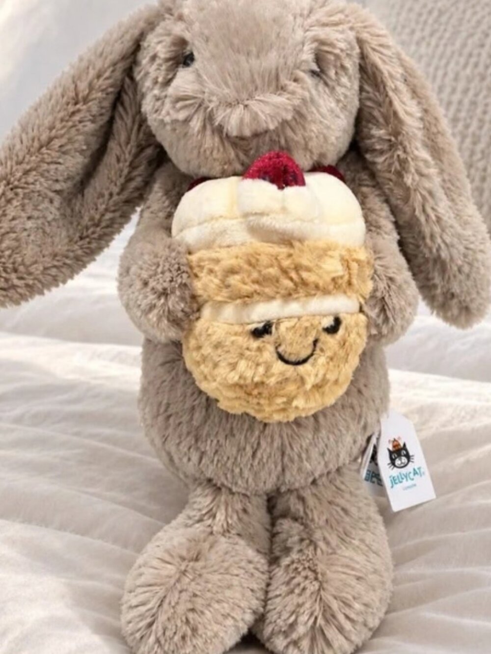 Jellycat Bashful Bunny Plush With Cupcake NWT and dust bag included